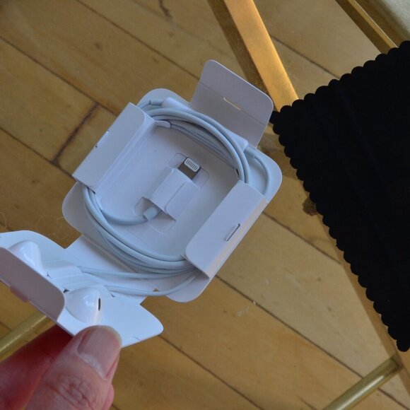 NEW Genuine Apple Lightning EarPods For iPhone 8 - Picture 6 of 8